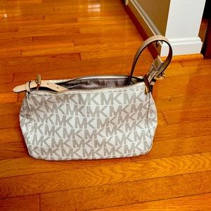 Cute little purse. If you only need a few thing, this is perfect.